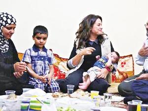 Hend Sabry shares an Iftar meal with Syrian refugees in 2015. (File photo)