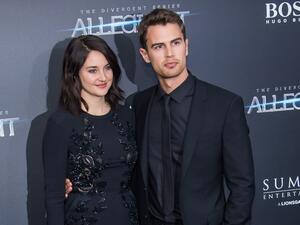 Shailene Woodley ('Tris') and Theo James ('Four') on the red carpet. (AFP/Mark Sagliocco)