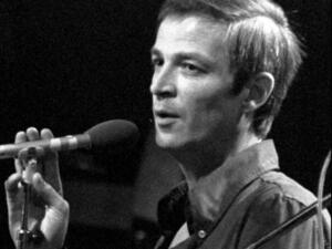 Arik Einstein performing on stage at one of his many concerts throughout his long career. (Image: wikipedia)