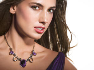 ميزي إطلالتك المسائية بمجوهرات من الأحجار الكريمة المُبهرة