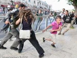Sahar defending the boy from the Israeli soldier