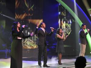 الفنان كاظم الساهر يغني مع فريقه في برنامج ذا فويس