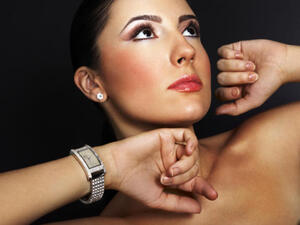 ساعات نسائية راقية حملت توقيع أسماء عالمية