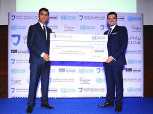 محمد عساف يتسلم شيك الأونروا من الدكتور مجد ناجي