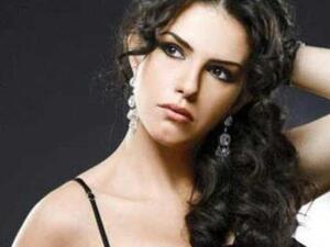 الفنانة دنيا عبدالعزيز