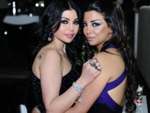 الفنانة اللبنانية هيفاء وهبي مع شقيقتها رولا يموت