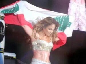 النجمة العالمية جنيفر لوبيز تحمل علم لبنان في دبي 