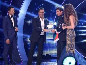 محمد عساف يتسلم درع محبوب العرب 