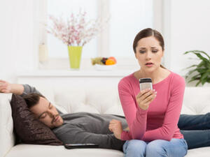سلبيات الواتس آب على العلاقات الزوجية! سلبيات الواتس آب على العلاقات الزوجية!