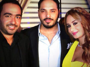 الفنان رامي عياش وزوجته مع احد الحضور