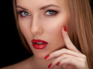 أبرزي جاذبيتك في أحمر الشفاه!