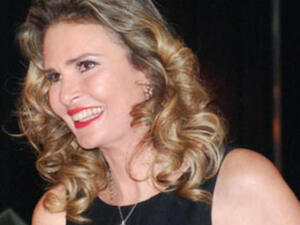 الفنانة يسرا