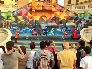 تتميز هذه الاحتفالات بروح الثقافة العربية الأصيلة والديكورات التقليدية الجميلة والمصابيح العربية الضخمة