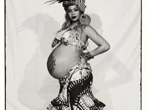 Showing off that baby bump. (beyonce / Instagram)