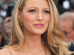 production has had to be tepmorarily halted after Lively hurt her hand during an "action sequence" for the film. (source: magicinfoto - Shutterstock)