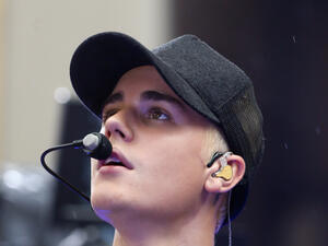 Justin Bieber wondering whether he'll ever be hit by a golf club. (Debby Wong / Shutterstock.com)