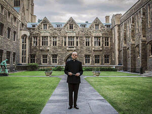 Maziar Heidari conducting. (Mehr News Agency)