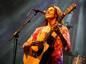 Souad Massi performing. (Schorle / Wikimedia Commons)