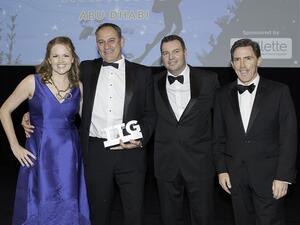 جايمس هاريسون، المدير العام للاتحاد للطيران في المملكة المتحدة، إلى جانب محررة مجموعة ترافل ترايد غازيت بيبا جاكس، والممثل الكوميدي البريطاني روب برايدون مقدم حفل جوائز ترافل ترايد غازيت للسفر لعام 2017