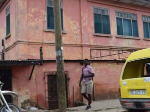 السفارة المزيفة 