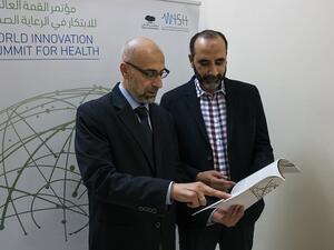 الدكتور محمد غالي، أستاذ الدراسات الإسلامية وأخلاق الطب الحيوي بمركز دراسات التشريع الإسلامي والأخلاق في جامعة حمد بن خليفة يتحدث مع الدكتور وليد قرنفلة، مدير البحوث والسياسات في مؤتمر ويش.
