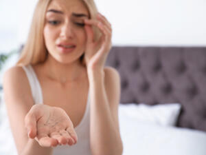 من أسباب تساقط الرموش سوء التغذية واتباع نظام غذائي سيء

