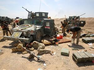 Iraqi soldiers rest during a break from fighting Daesh militants on the road toward Fallujah. (AFP/File)