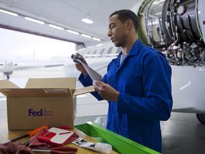 تتكامل مجموعة الخدمات المختارة التي تقدمها حلول فيديكس لقطاع الطيران مع الخدمات الذكية مثل سينس أوير "SenseAwareSM".