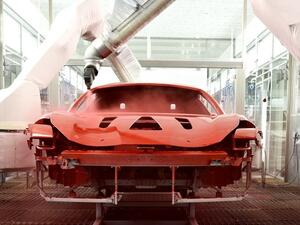 يحتوي نظام الطلاء الجديد المؤلّف من عنصرين على طبقة طلاء شفّاف ذات تركيبة خاصة تسمح بتجفيف السيارة على حرارة 100 درجة مئوية.