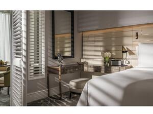 Four Seasons Hotel Singapore is located on the city’s tranquil, tree-lined Orchard Boulevard, a highly sought-after address which provides a welcoming oasis of calm in this bustling, colourful city. 