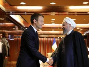 France's President Emmanuel Macron (L) greets Iranian President Hassan Rouhani. (AFP/ File Photo)