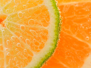 أحماض الفاكهة تُستخلص على سبيل المثال من الليمون والبرتقال 