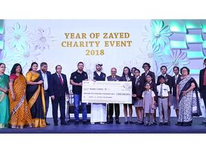 الطلاب وأولياء الأمور والهيئة التدريسية يشاركون في جمع التبرعات لصالح المؤسسة الخيرية احتفالاً بيوبيل المدرسة الذهبي.
