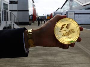 عملة ذهبية بوزن 5 كلغ خاصة لسباقات الفورمولا 1