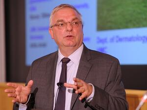 الدكتور مارتن ستينهوف خلال محاضرته حول التهاب الجلد التأتبي 