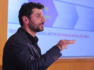 جيريمي أراش رافي تبريزي، الأستاذ المشارك في الطب الوراثي لأمراض النساء والتوليد في وايل كورنيل للطب – قطر