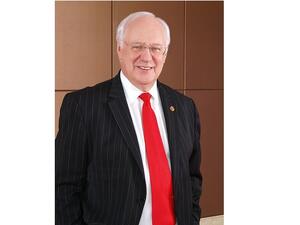 غافن إم. فول، رئيس مجلس الإدارة ورئيس المجموعة