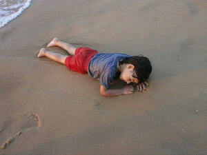 غادر 14 رجلا و5 نساء تم انقاذهم من زورق قبالة سواحل ليبيا