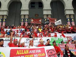 Hundreds of Muslim supporters gathering outside the Palace of Justice in Malaysia while the ban on the use of Allah was discussed. [stasiareport]