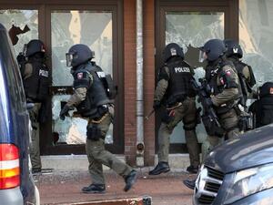 German special forces search a building in Hildesheim. (AFP/Chris Gossmann) German special forces search a building in Hildesheim. (AFP/Chris Gossmann)