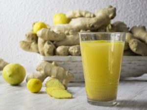 يساعد شراب الزنجبيل الدافئ مع الليمون على تخفيف آلام الحلق