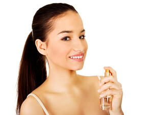 ضعي عطراً قوياً من دون إفراط إن كنتِ في طريقكِ لموعد خاص
