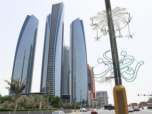 يأتي مشروع الإنارة التزيينية الذي نفذته البلدية وفقاً لتشكيلات إسلامية مستوحاة من روحانية الشهر الفضيل لإضفاء المزيد من الجمال والسكينة وخصوصية الشهر على شوارع أبوظبي وضواحيها.