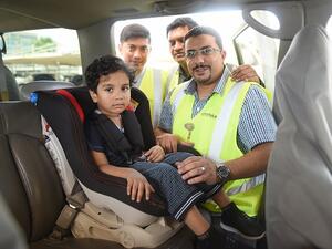 جانب من التدريب على استخدام مقاعد الاطفال في السيارات.