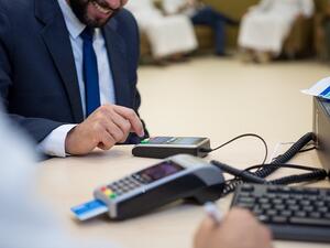 مؤسسة حمد الطبية تعمّم برنامجاً جديداً للدفع غير النقدي في جميع مرافقها اعتباراً من أول يناير