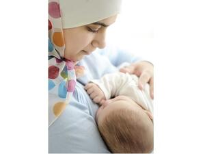 إن الاقتصار على الرضاعة الطبيعية خلال الأشهر الستة الأولى من حياة الطفل يعود بمنافع صحية كثيرة على الأم وطفلها معاً.