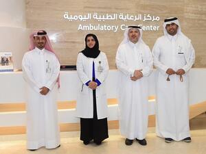 الدكتور خالد محمد الجلهم- مدير مركز الرعاية الطبية اليومية، والدكتور خالد الرميحي- رئيس قسم جراحة المسالك البولية، والدكتورة فاطمة المنصوري- رئيس قسم أمراض العيون، والدكتور عبد السلام القحطاني- رئيس قسم الأنف والأذن والحنجرة، في مركز الرعاية الطبية اليومية.
