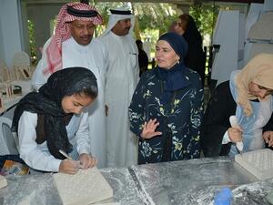 تم تدريب 25 طالب وطالبة على المهارات الأساسية لخمس حرف يدوية تقليدية الا وهي صناعة نماذج السفن الخشبية، والنسيج اليدوي، والنقش على الجبس، والصناديق المبيتة، والفخار.