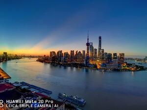 تدمج كاميرا لايكا الثلاثية بدقة 40 ميجابكسل عدسة ذات زاوية واسعة للغاية قياس 20 ميجابكسل لتصوير مشاهد فسيحة وواسعة. 