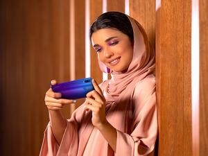 إن اقتناء هاتف محمول ومدعوم بإمكانات الذكاء الاصطناعي يعد بمثابة تحويل حلم عشاق السيلفي إلى واقع ملموس، إذ بات الهاتف أشبه ما يكون بروبوت يعمل كمصوّر محترف لدى مستخدمه.